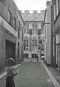 831401 Gezicht in de 3e Buurkerksteeg te Utrecht met op de achtergrond een deel van het huis Zoudenbalch (Donkerstraat 17).